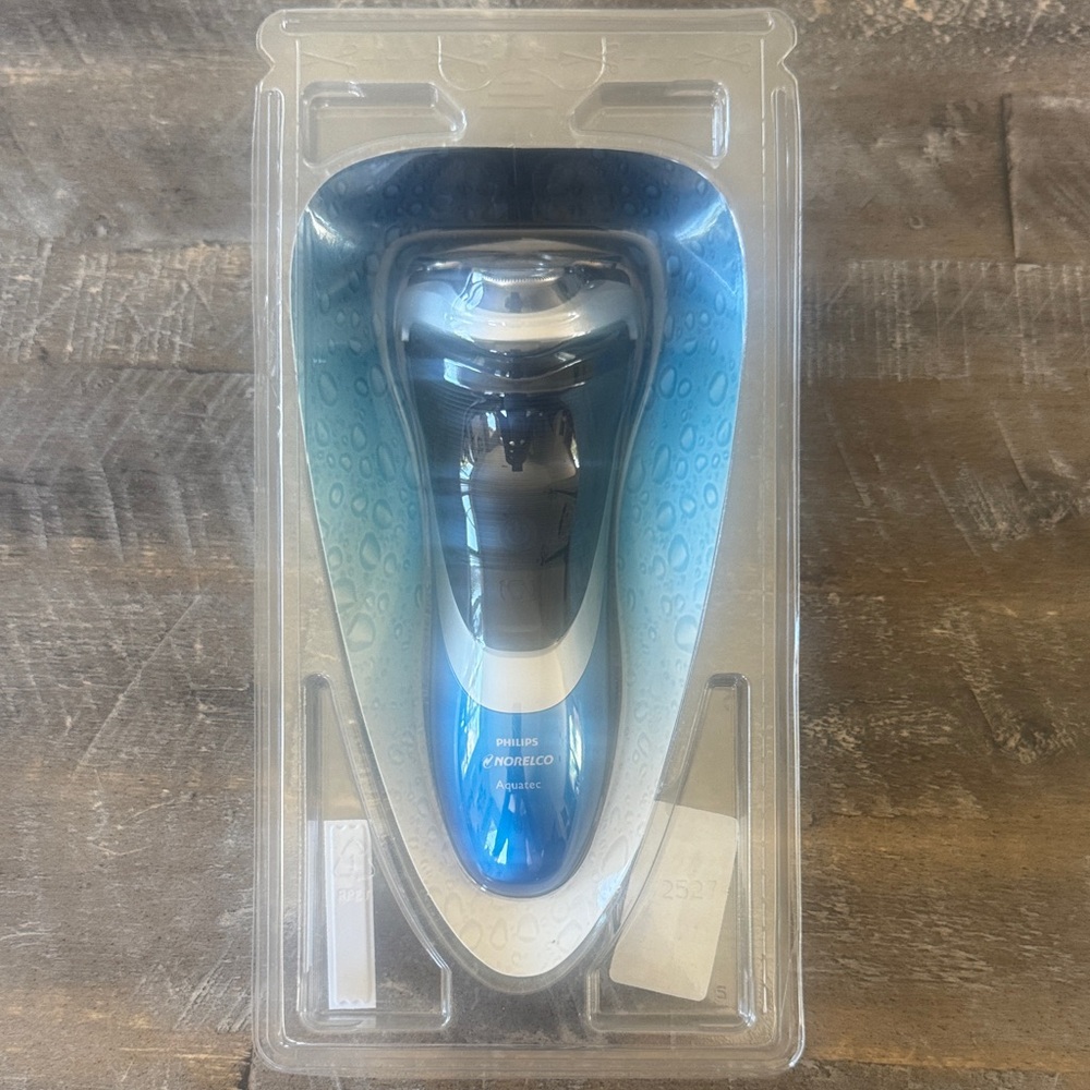Philips Norelco Aquatec Shaver - Blue and Silver